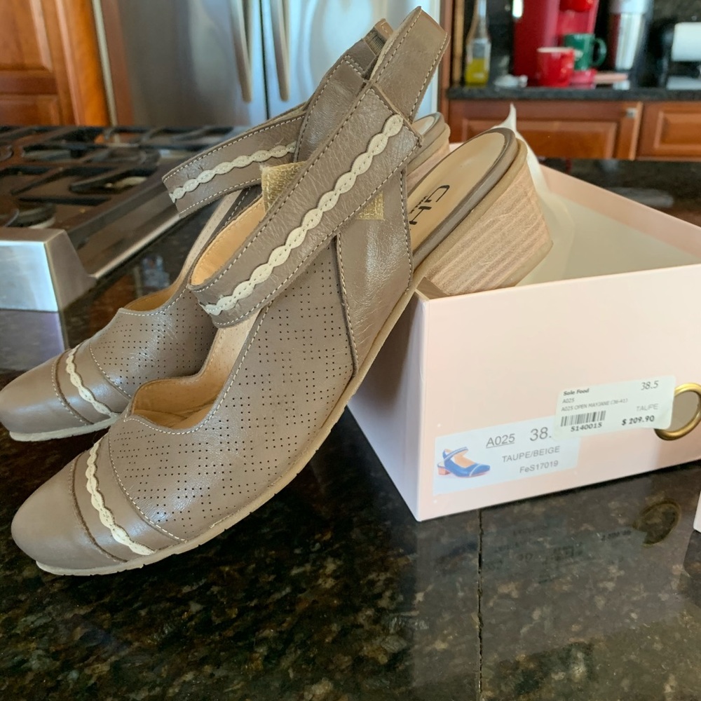 Low heeled sandals